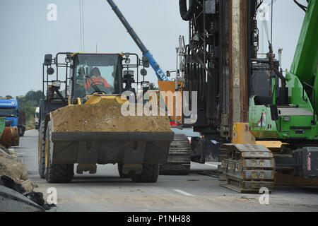 12 juin 2018, Allemagne : Tribsees, une opération conjointe de deux grandes entreprises de construction préparer un site de construction de l'autoroute A20 pour les travaux de forage prévu pour les semaines à venir. Photo : Stefan Sauer/dpa Banque D'Images