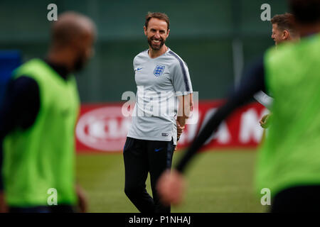 Saint-pétersbourg, Russie, le 13 juin 2018. Gestionnaire de l'Angleterre Gareth Southgate montres en Angleterre au cours d'une session de formation à Stade Spartak Moscow le 13 juin 2018 à Zelenogorsk, Saint Petersburg, Russie. (Photo de Daniel Chesterton/phcimages.com) : PHC Crédit Images/Alamy Live News Banque D'Images