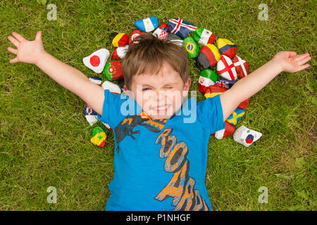 Le Grand Manchester, UK. 13 juin 2018. Trois ans Luke Wilkinson de Mossley, Greater Manchester, Angleterre montre sa collection de roches, peint à la main (avec un peu d'aide de papa !) tout dans les couleurs de la nations concurrentes de la prochaine Coupe du Monde de football. Crédit : Matthieu Wilkinson/Alamy Live News Banque D'Images