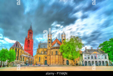 La basilique Saint-servais et église Saint Jean sur la place Vrijthof à Maastricht, aux Pays-Bas Banque D'Images