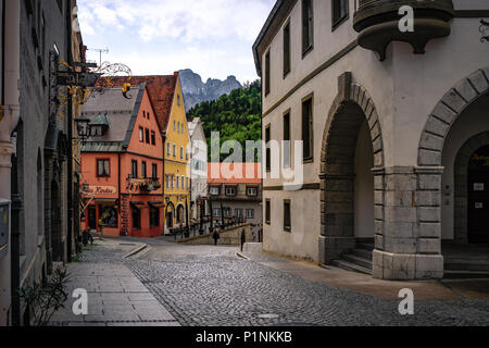 Füssen, Allemagne - 10 mai 2018 : traditionnel, bâtiments colorés et couverts de cobblestone street dans la vieille ville historique de Füssen, une romantique cité médiévale Banque D'Images