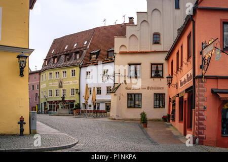 Füssen, Allemagne - 10 mai 2018 : traditionnel, bâtiments colorés et couverts de cobblestone street dans la vieille ville historique de Füssen, une romantique cité médiévale Banque D'Images