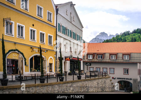 Füssen, Allemagne - 10 mai 2018 : traditionnel, bâtiments colorés et couverts de cobblestone street dans la vieille ville historique de Füssen, une romantique cité médiévale Banque D'Images