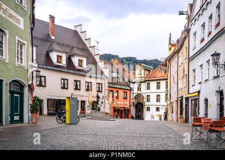 Füssen, Allemagne - 10 mai 2018 : traditionnel, bâtiments colorés et couverts de cobblestone street dans la vieille ville historique de Füssen, une romantique cité médiévale Banque D'Images