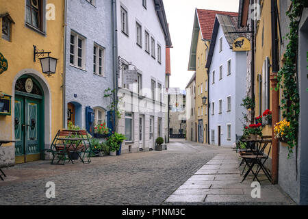 Füssen, Allemagne - 10 mai 2018 : traditionnel, bâtiments colorés et couverts de cobblestone street dans la vieille ville historique de Füssen, une romantique cité médiévale Banque D'Images