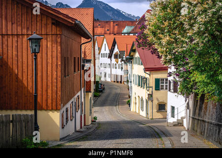 Füssen, Allemagne - 10 mai 2018 : traditionnel, bâtiments colorés et couverts de cobblestone street dans la vieille ville historique de Füssen, une romantique cité médiévale Banque D'Images