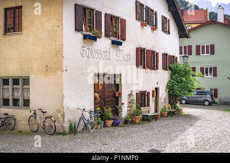 Füssen, Allemagne - 10 mai 2018 : traditionnel, bâtiments colorés et couverts de cobblestone street dans la vieille ville historique de Füssen, une romantique cité médiévale Banque D'Images