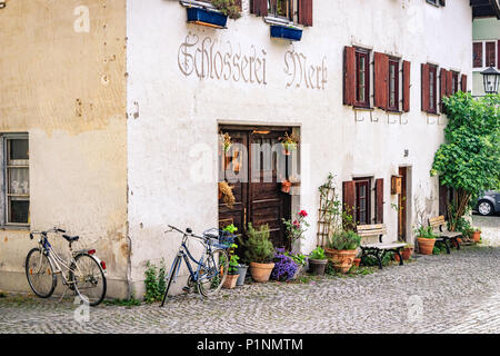 Füssen, Allemagne - 10 mai 2018 : traditionnel, bâtiments colorés et couverts de cobblestone street dans la vieille ville historique de Füssen, une romantique cité médiévale Banque D'Images