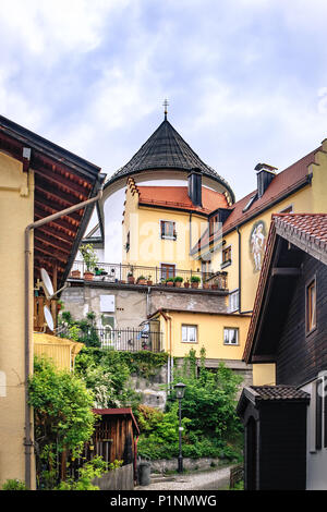 Füssen, Allemagne - 10 mai 2018 : traditionnel, bâtiments colorés et couverts de cobblestone street dans la vieille ville historique de Füssen, une romantique cité médiévale Banque D'Images