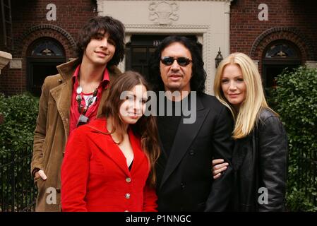 Titre original : : GENE SIMMONS FAMILY JEWELS-TV. Titre en anglais : : GENE SIMMONS FAMILY JEWELS. Directeur de film : TCHAD GREULACH ; ADAM REED. Année : 2006. Stars : Gene Simmons ; Shannon Tweed ; Nick Simmons ; SOPHIE SIMMONS. Crédit : UNE JOURNÉE AVEC/A&E Television Networks / Album Banque D'Images