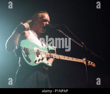 ATLANTA, GA - 19 juillet : le bassiste Billy Sheehan effectue pendant le G3 Tour à la Tente à Atlanta, Géorgie le 19 juillet 2001. Crédit : Chris McKay / MediaPunch Banque D'Images