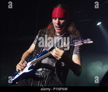 ATLANTA, GA - 19 juillet : guitariste Steve Vai effectue pendant le G3 Tour à la Tente à Atlanta, Géorgie le 19 juillet 2001. Crédit : Chris McKay / MediaPunch Banque D'Images