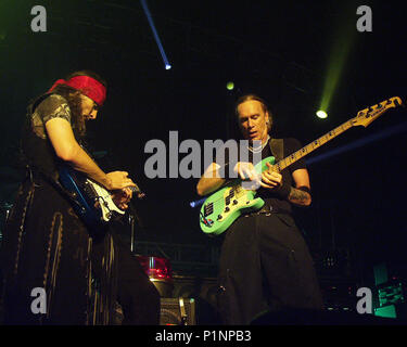 ATLANTA, GA - 19 juillet : Steve Vai et Billy Sheehan effectuer lors du G3 d' au tabernacle à Atlanta, Géorgie le 19 juillet 2001. Crédit : Chris McKay / MediaPunch Banque D'Images