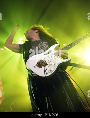 ATLANTA, GA - 19 juillet : guitariste Steve Vai effectue pendant le G3 Tour à la Tente à Atlanta, Géorgie le 19 juillet 2001. Crédit : Chris McKay / MediaPunch Banque D'Images