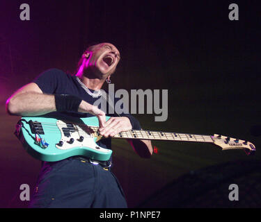 ATLANTA, GA - 19 juillet : le bassiste Billy Sheehan effectue pendant le G3 Tour à la Tente à Atlanta, Géorgie le 19 juillet 2001. Crédit : Chris McKay / MediaPunch Banque D'Images