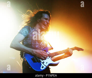 ATLANTA, GA - 19 juillet : guitariste Steve Vai effectue pendant le G3 Tour à la Tente à Atlanta, Géorgie le 19 juillet 2001. Crédit : Chris McKay / MediaPunch Banque D'Images