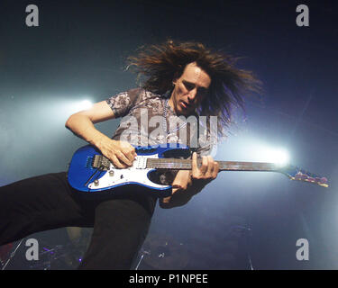 ATLANTA, GA - 19 juillet : guitariste Steve Vai effectue pendant le G3 Tour à la Tente à Atlanta, Géorgie le 19 juillet 2001. Crédit : Chris McKay / MediaPunch Banque D'Images