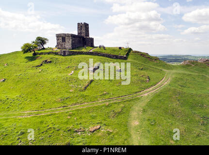 Brentor et l'église du xiiie siècle de Saint Michael de Rupe dans le parc national de Dartmoor dans le Devon Banque D'Images