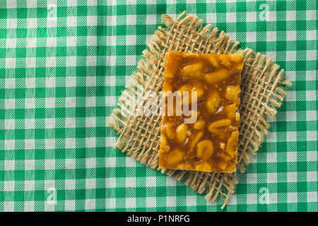 Candy avec des arachides, connu sous le nom de Pe de Moleque Chikki au Brésil et en Inde. Aliment sucré de Festa Junina, un parti typiquement brésilien, maison de cas en juin. Banque D'Images