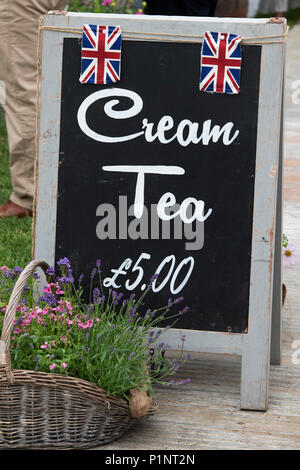 Un thé à la crème du sandwich et drapeaux Union Jack à un flower show. UK Banque D'Images