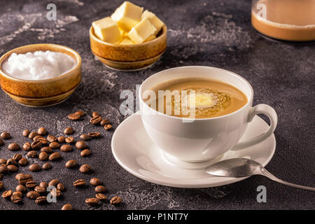 Bulletproof, café mélangé à du beurre biologique et MCT huile de noix de coco, paleo, céto, régime cétogène verre petit déjeuner. Banque D'Images