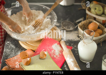 Ingrédients de cuisson sur la table de la cuisine. La vue du sommet. Fond sombre. Banque D'Images