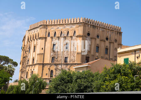 Italie Sicile Palerme 11ème siècle, le Palazzo dei Normandi construit par les Arabes au siège de Fort punique maintenant Forteresse de ciel bleu de l'Assemblée Régionale Sicilienne Banque D'Images