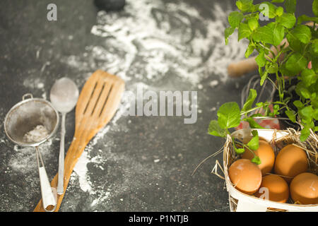 Ingrédients de cuisson sur la table de la cuisine. La vue du sommet. Fond sombre. Banque D'Images