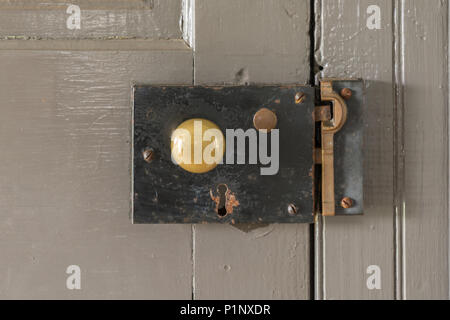 Vieille porte en fer et de basse et le bouton de verrouillage Banque D'Images