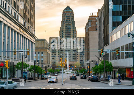 BUFFALO, NEW YORK - 15 MAI 2018 : à la Cour vers le bas vers la rue Buffalo City Building et McKinley monument situé au centre-ville de Buffalo, New York Banque D'Images