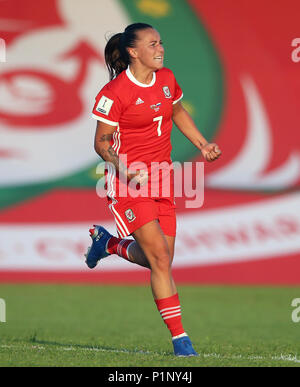 Pays de Galles féministe Natasha Smith célèbre marquant ainsi son troisième côté but du jeu lors de la Coupe du Monde féminine de la fifa groupe admissible un match au stade de Newport, Newport. Banque D'Images