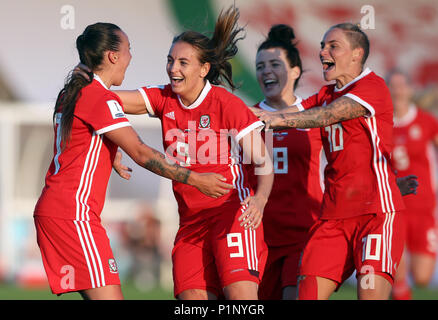 Pays de Galles féministe Natasha Smith (à gauche) célèbre marquant ainsi son troisième but du côté du jeu avec Kayleigh vert (deuxième à gauche), Angharad James (deuxième à droite) et Jessica Fishlock durant la Coupe du Monde féminine de la fifa groupe admissible un match au stade de Newport, Newport. Banque D'Images
