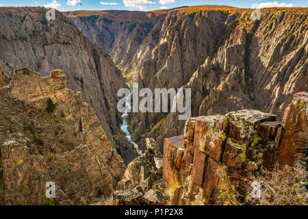 À la recherche jusqu'à la rivière Gunnison le long de Black Canyon of the Gunnison, Colorado NP Banque D'Images