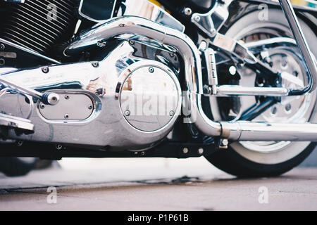 Moto de luxe close-up. Détail d'un belle pièces moto chrome puissant. Le concept de liberté et de voyage. Brillant métallique nouveau moteur à combustion interne et des tuyaux Banque D'Images