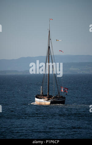 Barge norvégienne historique la voile sur Tromdheimsfjorden, Norvège Banque D'Images