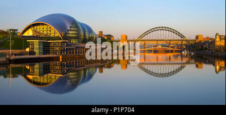 L'aube sur Newcastle Quayside à ponts vers la Tyne, Newcastle upon Tyne, Tyne et Wear, Angleterre du Nord-Est, Royaume-Uni Banque D'Images