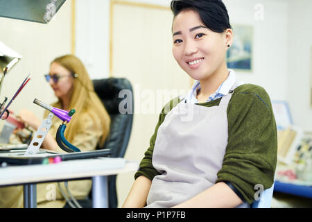 Atelier de l'artiste asiatique souriante Banque D'Images