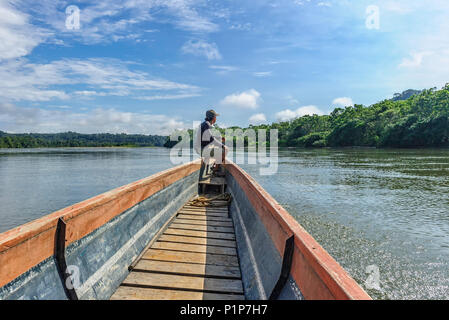 L'homme à l'essai d'un canot de transport sur le fleuve Napo Equateur Banque D'Images