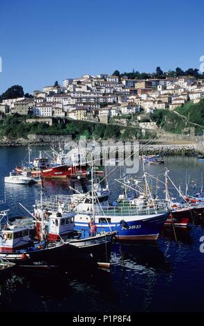 Lastres, port de pêcheurs et la ville. Banque D'Images