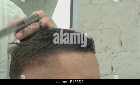 Coupe de cheveux pour les hommes au ciseaux de coiffeur Banque D'Images