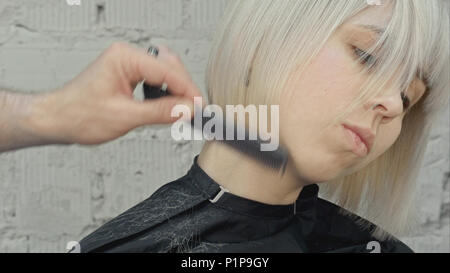 Coiffure Coupe de cheveux blond avec des ciseaux Banque D'Images