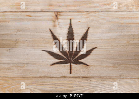 Mauvaises herbes Cannabis logo marque feu sur bois board Banque D'Images