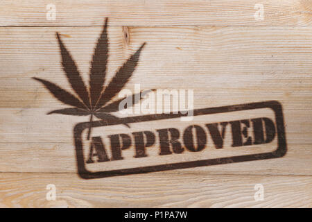 Mauvaises herbes cannabis approuvé stamp fire logo marque sur bois board Banque D'Images