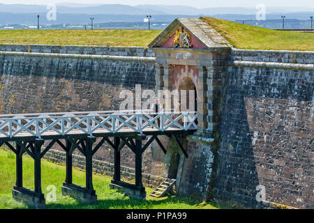 FORT GEORGE ARDERSIER INVERNESS ECOSSE FORTIFICATIONS AVEC CHEMIN MENANT DANS LE RAVELIN ET ENTRÉE PRINCIPALE AVEC DEUX GARDES Banque D'Images