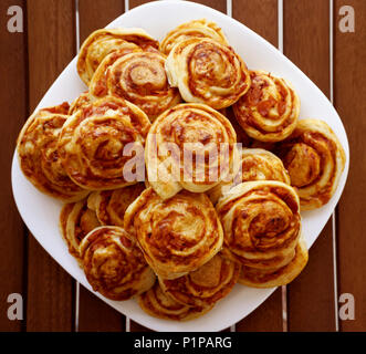 Mini boulettes au four, des pizzas snack-pizzete, fabriqué à partir de pasty, fromage et jambon. La pâte classique et traditionnel Banque D'Images