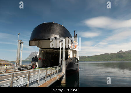 Ferry qui relie les îles à l'intérieur des terres et de la Voirie de la Norvège Banque D'Images