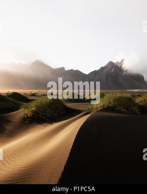 Montagnes sur Vestrahorn Stokksnes célèbre cape Banque D'Images