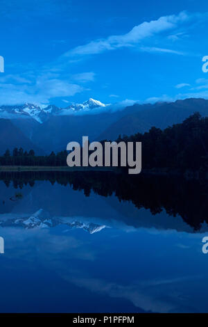 Sommets du Mt Tasman (à gauche) et l'Aoraki / Mt Cook (centre) reflète dans Lake Matheson, Westland National Park, West Coast, South Island, New Zealand Banque D'Images