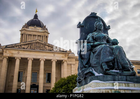 Une sculpture de la reine Victoria à l'Édifice de l'Assemblée législative du Manitoba dans l'arrière-plan avec la statue du Golden Boy on top Banque D'Images
