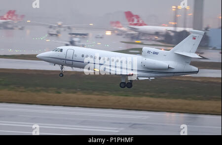 ISTANBUL, TURQUIE - Mars 04, 2018 : Dassault Falcon 900DX (CN 617) l'atterrissage à l'aéroport Ataturk d'Istanbul. Banque D'Images